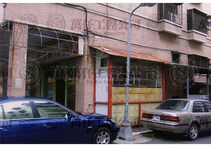 5/21 高雄.前鎮區(泰坦室內設計)04 翻修前的側面外觀，還可見舊鐵皮屋。