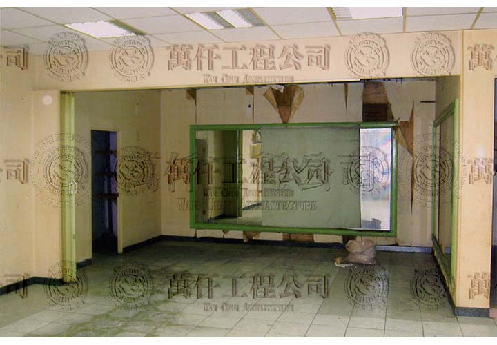 6/21 高雄.前鎮區(泰坦室內設計)05 翻修前的待客區及廁所入口方向，以及尚未拆除的「輕鋼架天花板」(拆除後才知道內藏四層舊的天花板及三隻乾掉的貓屍，後來予以火化)。