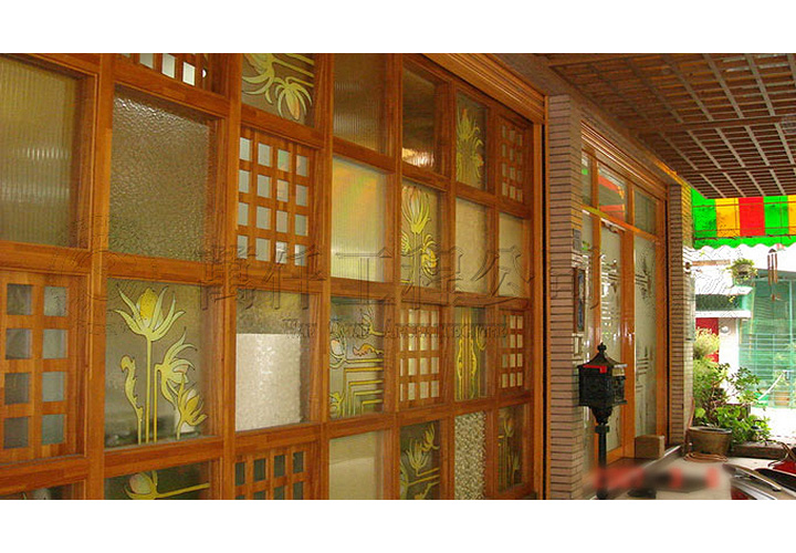 11/21 高雄.前鎮區(泰坦室內設計)10 藝術彩繪玻璃及不同材質的玻璃面觀，結合禪風式隔屏(拆掉舊有的鋁窗)。