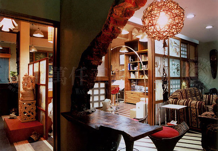 15/21 高雄.前鎮區(泰坦室內設計)14 原封閉黑暗又漏水的空間，改造成後來的「主管室」，牆面打通穿透，另加一道布簾，在風水上對於「主管室」的採光、通風、私密性都一併解決。