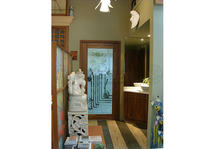 18/21 高雄.前鎮區(泰坦室內設計)17 待客區及廁所入口的走廊，多增設了「三角形洗手台」。