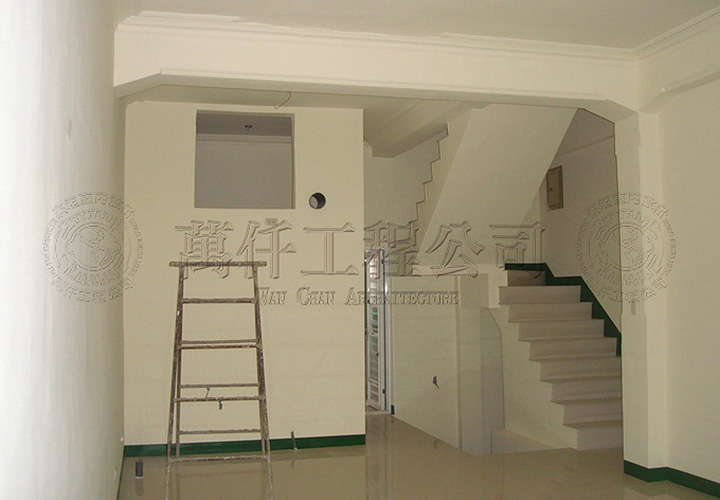 39/44 高雄.鼓山區(洪公館)38 看往一樓上二樓的梯間(克服樓梯更改結構問題的梯間)，油漆已完工。